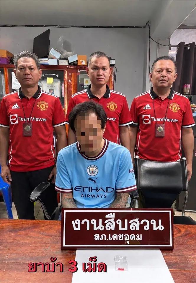 西甲-太阳报：泰国一名曼城球迷被捕，警方晒照穿曼联球衣和他合影